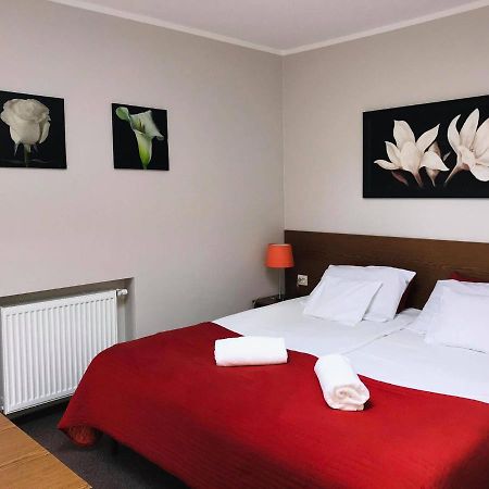 Astral Aparthotel Raszyn Bagian luar foto