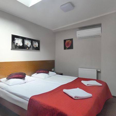 Astral Aparthotel Raszyn Bagian luar foto