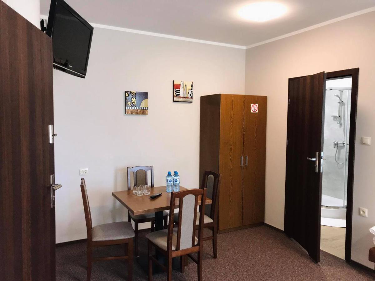 Astral Aparthotel Raszyn Bagian luar foto
