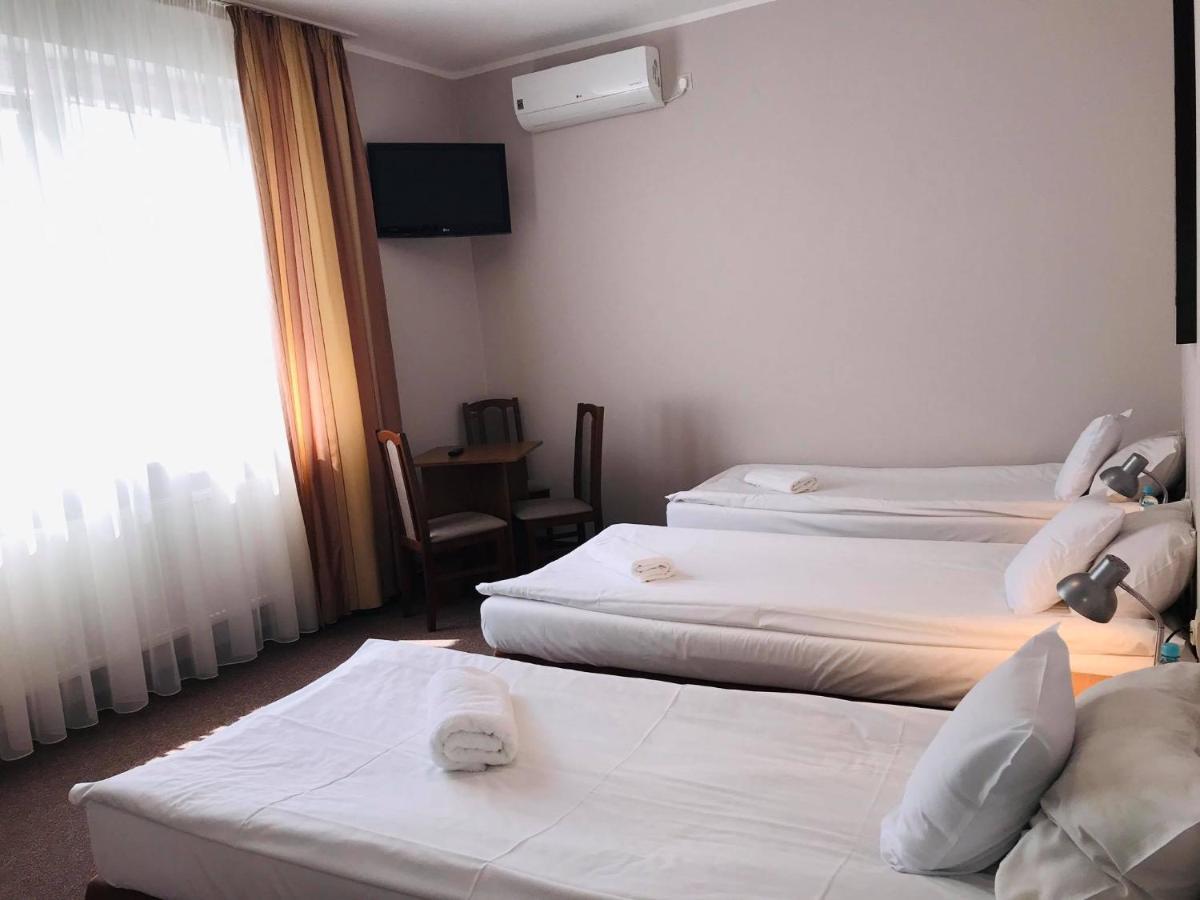 Astral Aparthotel Raszyn Bagian luar foto