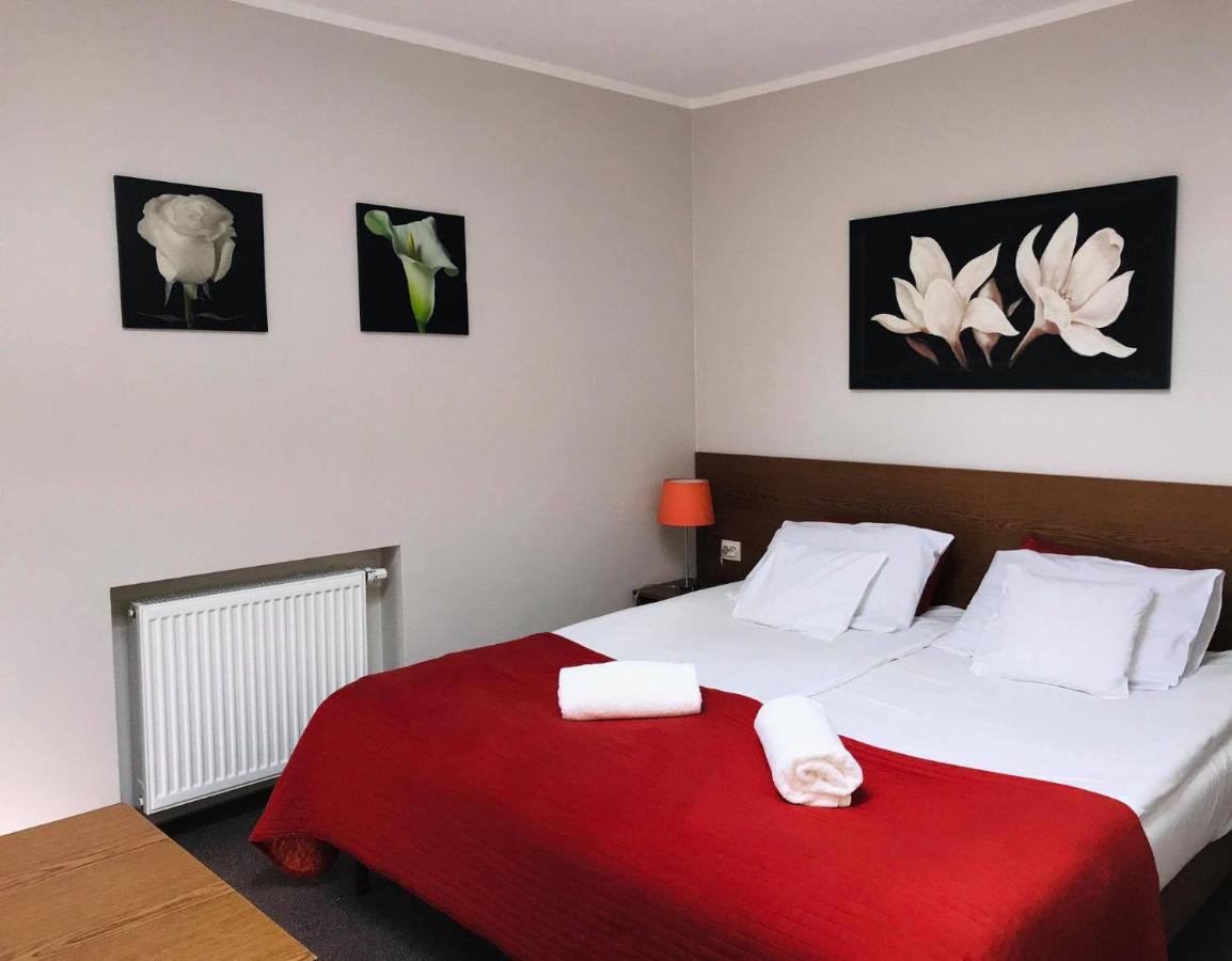 Astral Aparthotel Raszyn Bagian luar foto