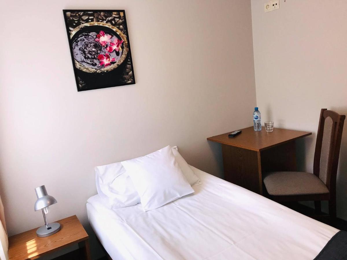 Astral Aparthotel Raszyn Bagian luar foto