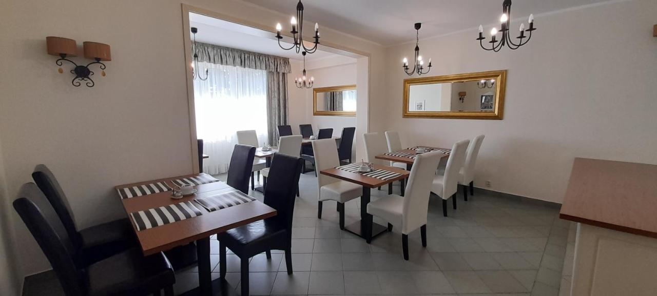 Astral Aparthotel Raszyn Bagian luar foto