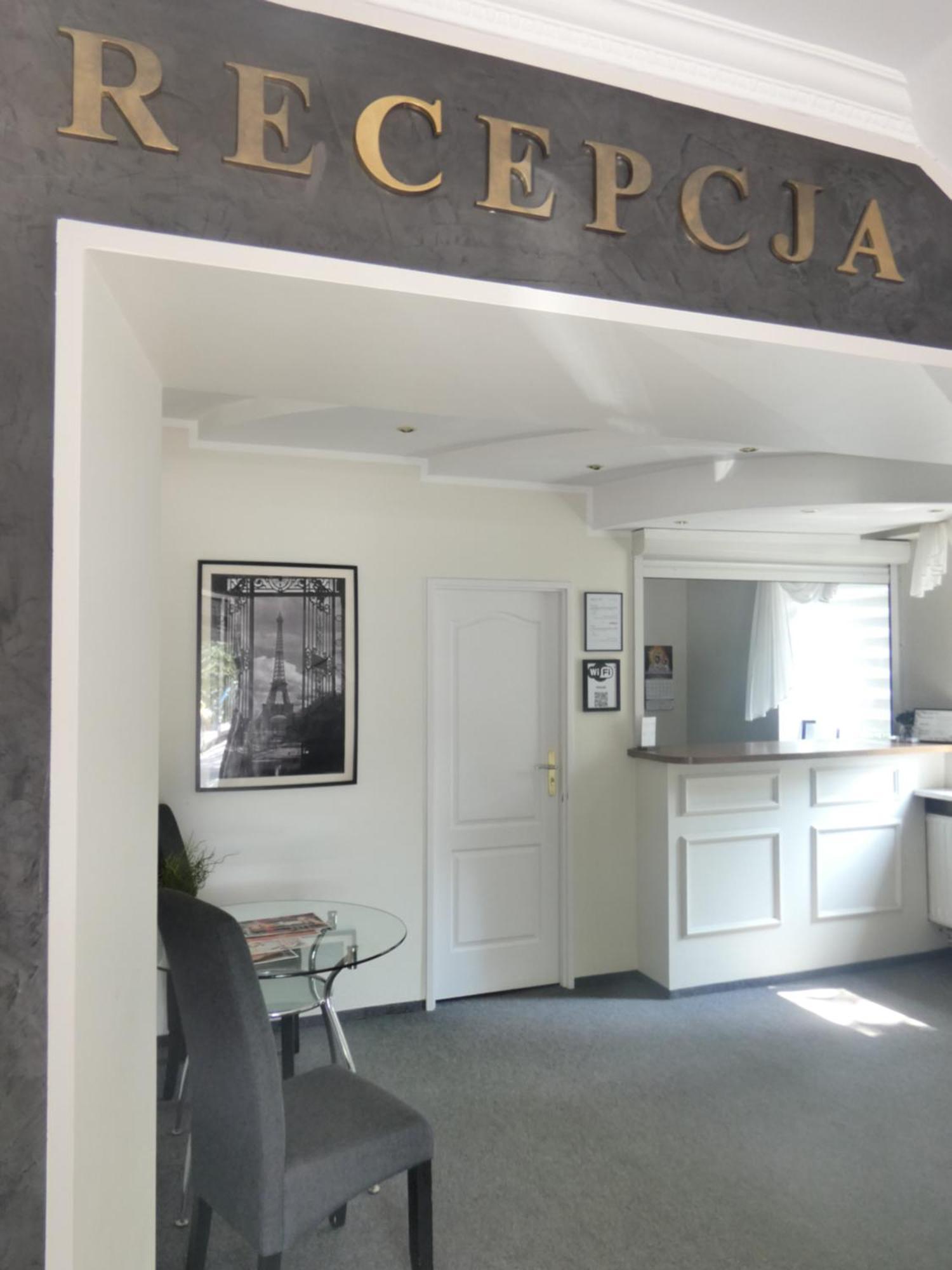 Astral Aparthotel Raszyn Bagian luar foto