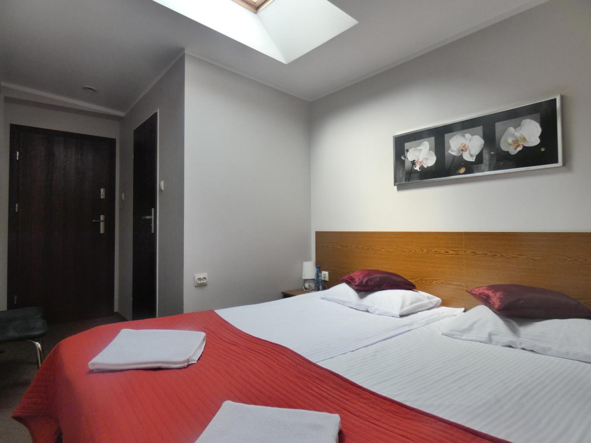 Astral Aparthotel Raszyn Bagian luar foto