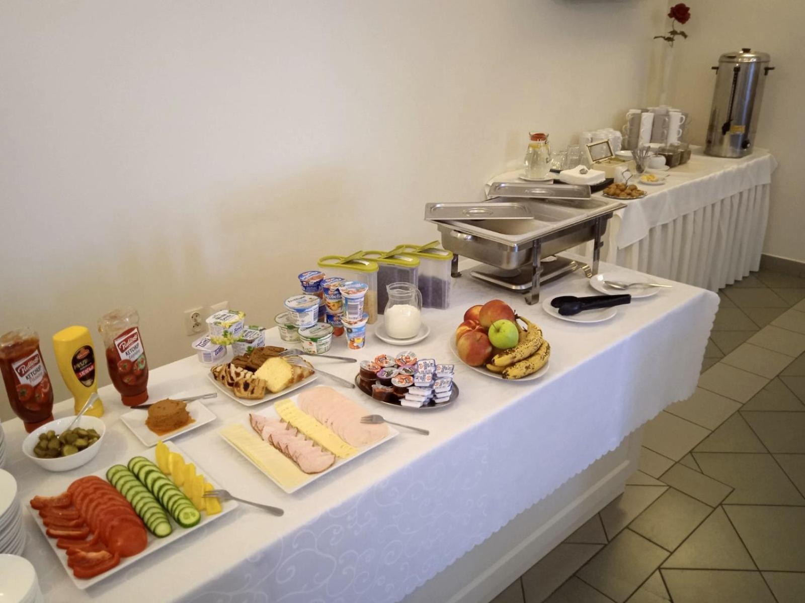 Astral Aparthotel Raszyn Bagian luar foto